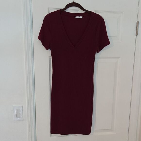 Elegant Burgundy V-Neck Dress - Picture 1 of 2